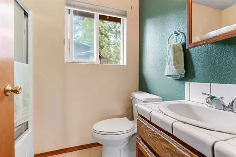 Bath - 7411 Sugar Pine Rd, Weed, CA 96094 photo 1 of 3