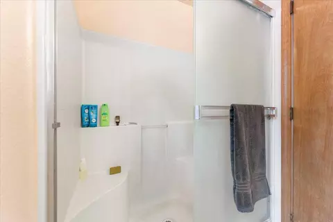 Bath - 7411 Sugar Pine Rd, Weed, CA 96094 photo 3 of 3