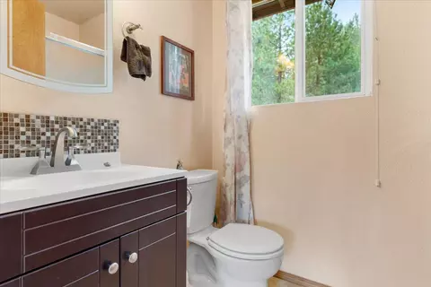 Bath - 7411 Sugar Pine Rd, Weed, CA 96094 photo 2 of 3