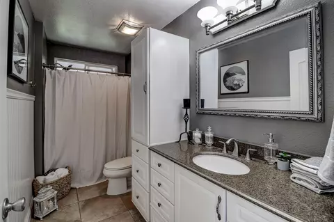 Bath - 435 Springer Dr, Redding, CA 96003 photo 3 of 3