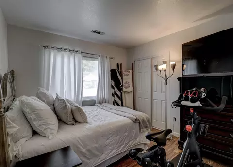 Bedroom - 435 Springer Dr, Redding, CA 96003 photo 3 of 4