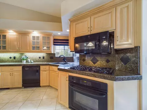6086 Gleneagles Ct, Redding, CA 96003 photo 12