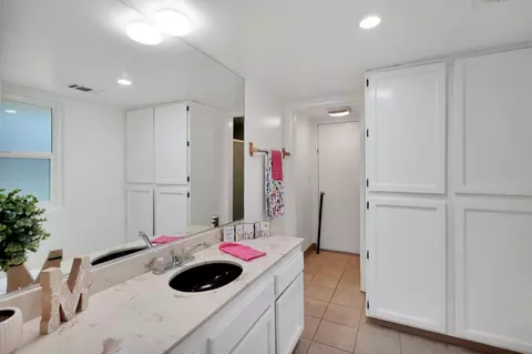 Bath - 13144 Bear Mountain Rd, Redding, CA 96003 photo 6 of 10