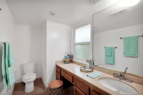 Bath - 13144 Bear Mountain Rd, Redding, CA 96003 photo 4 of 10