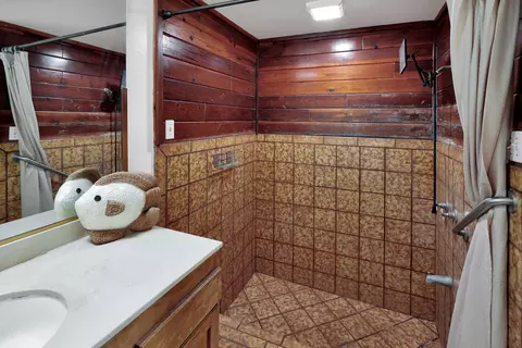 Bath - 13144 Bear Mountain Rd, Redding, CA 96003 photo 5 of 10