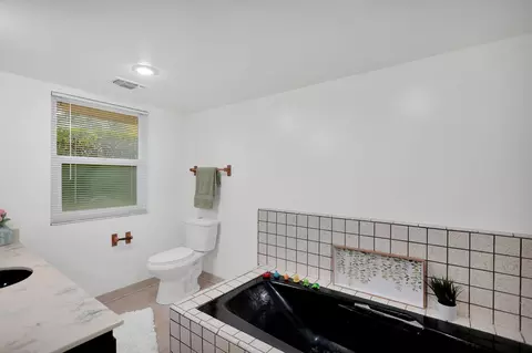 Bath - 13144 Bear Mountain Rd, Redding, CA 96003 photo 7 of 10