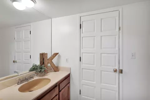 Bath - 13144 Bear Mountain Rd, Redding, CA 96003 photo 1 of 10