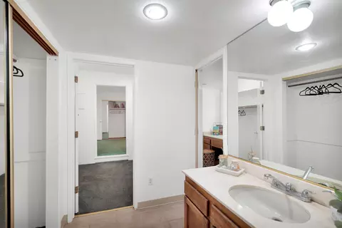 Bath - 13144 Bear Mountain Rd, Redding, CA 96003 photo 3 of 10