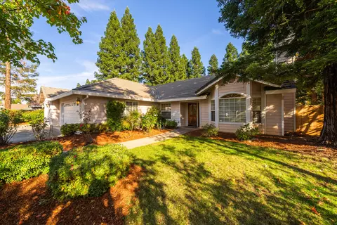 2134 Western Oak Dr, Redding, CA 96002