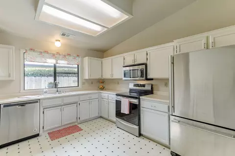 565 Monet, Redding, CA 96001 photo 3