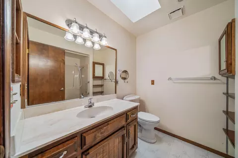 Bath - 7511 Amigo Way, Redding, CA 96002 photo 2 of 3
