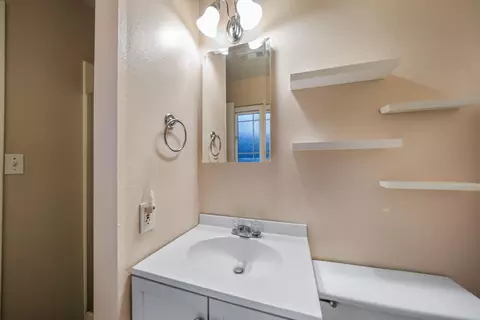 Bath - 12873 Gardenia Dr, Red Bluff, CA 96080 photo 2 of 3