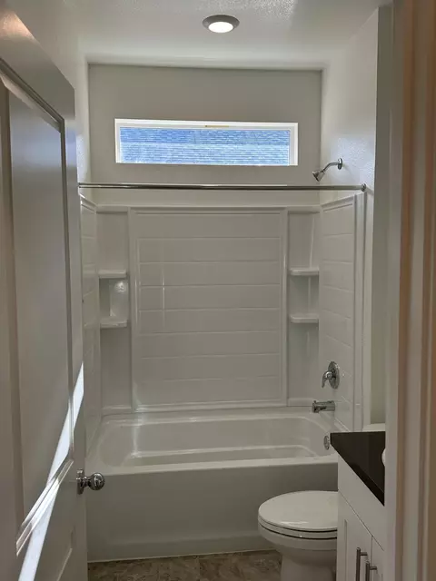 Bath - 2734 Austere Ave, Redding, CA 96003 photo 2 of 4