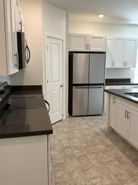 Kitchen - 2734 Austere Ave, Redding, CA 96003 photo 7 of 8