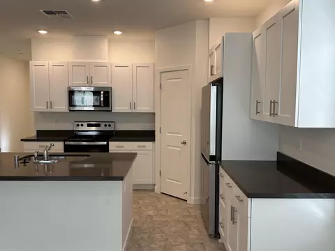 Kitchen - 2734 Austere Ave, Redding, CA 96003 photo 4 of 8