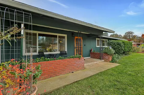 1487 Oakdale Ln, Redding, CA 96002