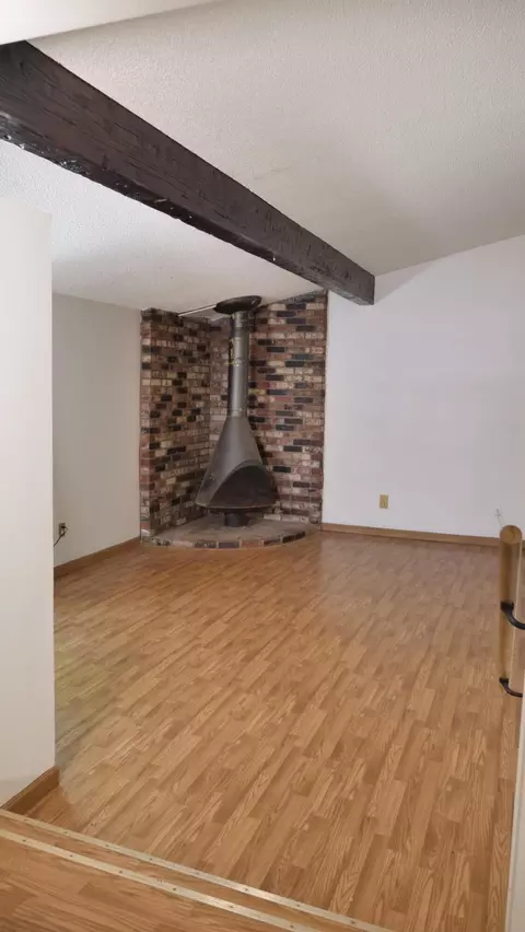 Living - 2189 Deerfield Ave, Redding, CA 96002 photo 2 of 3