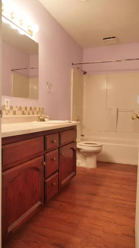 Bath - 2189 Deerfield Ave, Redding, CA 96002 photo 1 of 2