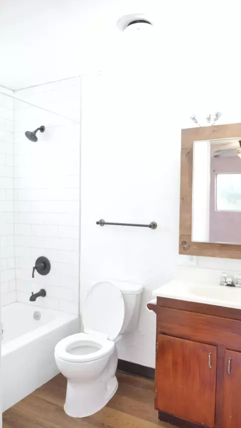 Bath - 2189 Deerfield Ave, Redding, CA 96002 photo 2 of 2