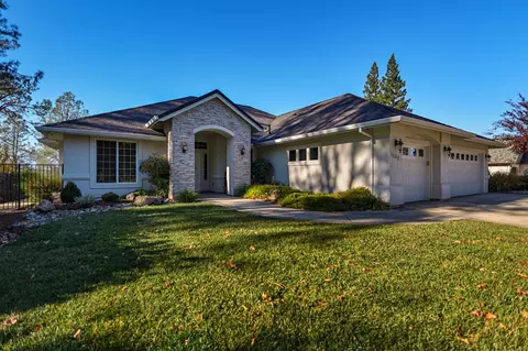 1502 St Andrews Dr, Redding, CA 96003