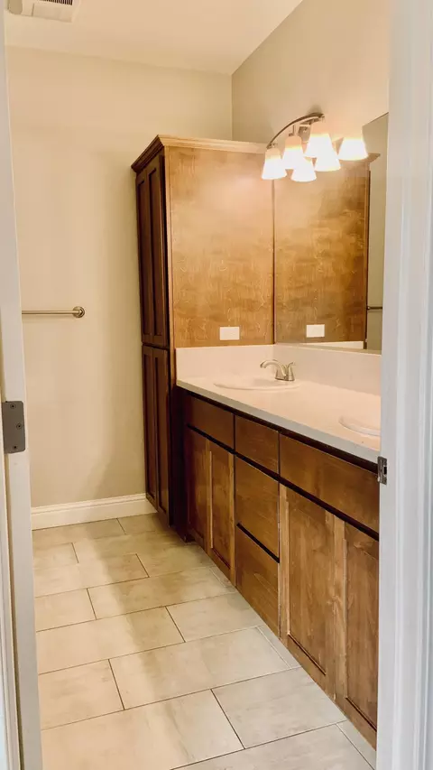 Bath - 4764 Squirrel Run Ct, Redding, CA 96002 photo 6 of 7