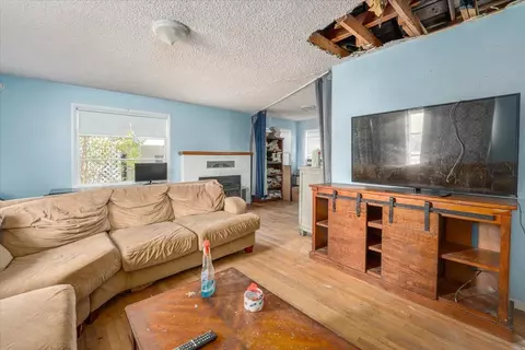 Living - 1605 Walbridge St, Red Bluff, CA 96080 photo 3 of 4