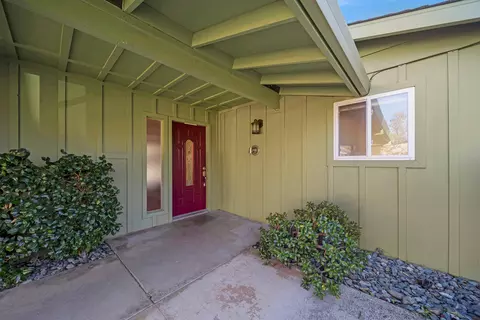 635 Orchard Estates Dr, Redding, CA 96001