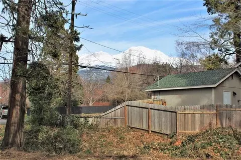 Berry St, Mount Shasta, CA 96067