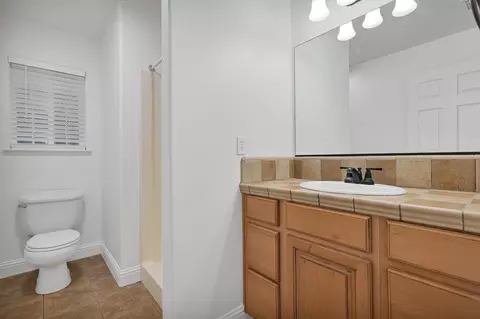 Bath - 20043 Sylvia Ln, Redding, CA 96002 photo 1 of 11