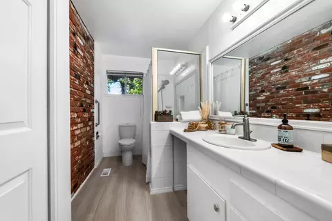 Bath - 3091 Island Dr, Redding, CA 96001 photo 1 of 2