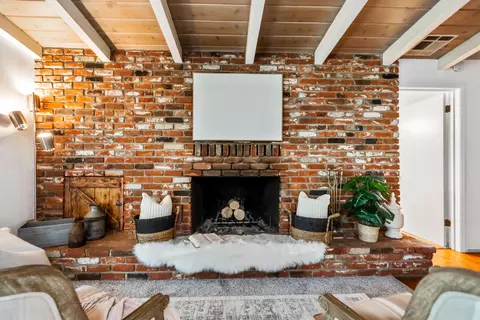 Living - 3091 Island Dr, Redding, CA 96001 photo 3 of 3