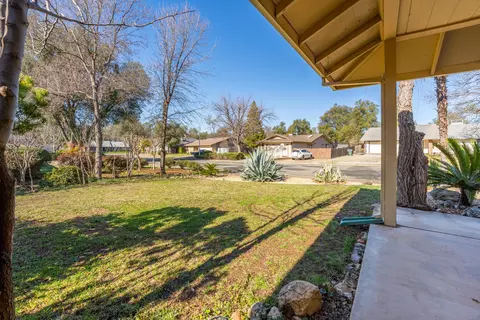 853 Oakmont Dr, Redding, CA 96003 photo 3