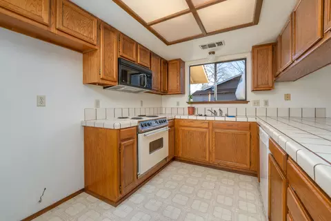853 Oakmont Dr, Redding, CA 96003 photo 10