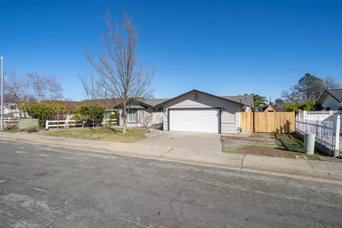 3711 Wolverine Dr, Redding, CA 96001 photo 2