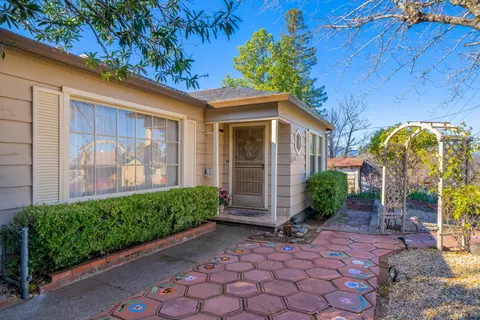 1534 Jay St, Redding, CA 96001 photo 2