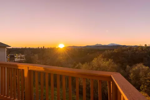 2818 Aspen Glow Ln, Redding, CA 96001