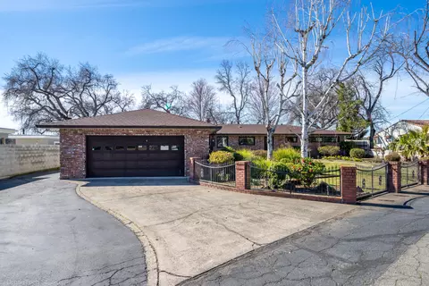3322 Wilshire Dr, Redding, CA 96002 photo 2