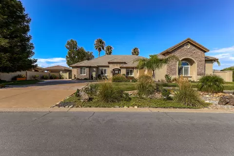 851 Santa Cruz Dr, Redding, CA 96003