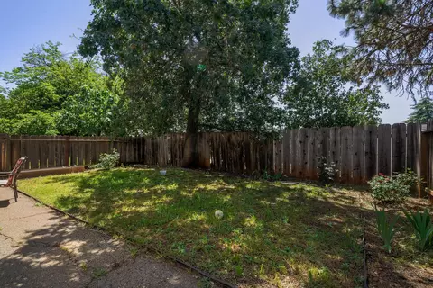 1063 Del Sol Pl, Redding, CA 96002 photo 2