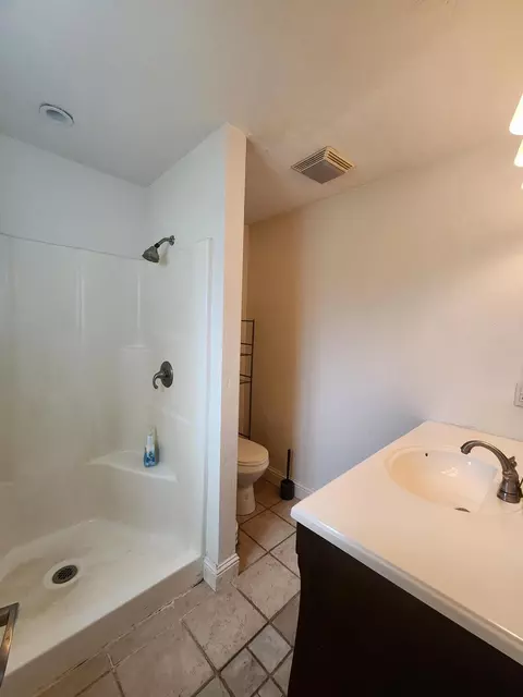 Bath - 3104 Placer St, Redding, CA 96001 photo 1 of 2