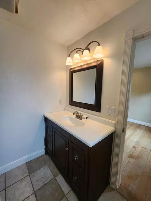 Bath - 3104 Placer St, Redding, CA 96001 photo 2 of 2