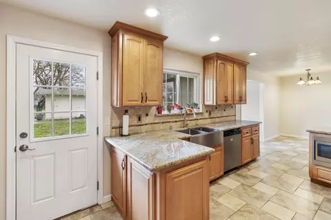 6000 Bourbon Ln, Anderson, CA 96007 photo 10