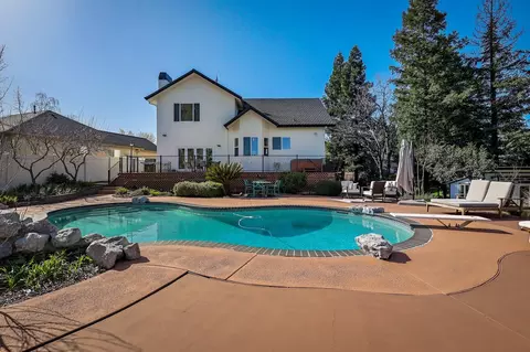 Exterior - 1072 Spring Ridge Dr, Redding, CA 96003 photo 2 of 10