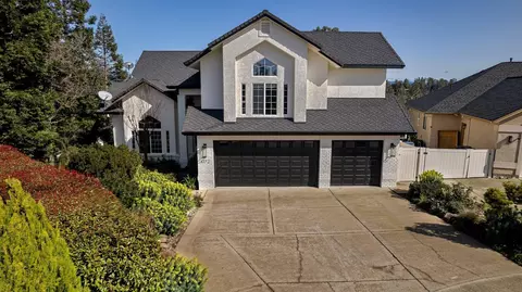 Exterior - 1072 Spring Ridge Dr, Redding, CA 96003 photo 3 of 10
