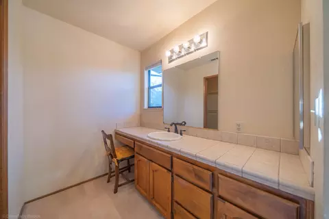 Bath - 3885 Rushmore Dr, Redding, CA 96001 photo 2 of 3