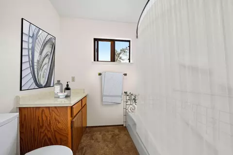 Bath - 22217 Saylor Rd, Lakehead, CA 96051 photo 4 of 4