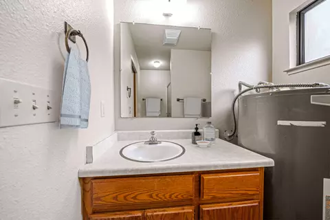 Bath - 22217 Saylor Rd, Lakehead, CA 96051 photo 2 of 4