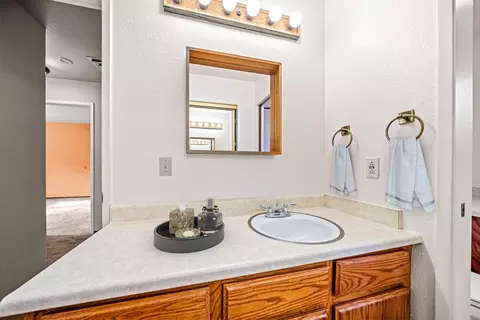 Bath - 22217 Saylor Rd, Lakehead, CA 96051 photo 3 of 4