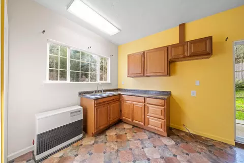 Kitchen - 22217 Saylor Rd, Lakehead, CA 96051 photo 4 of 4