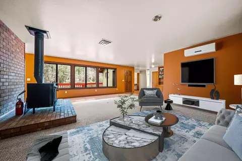 Living - 22217 Saylor Rd, Lakehead, CA 96051 photo 1 of 4